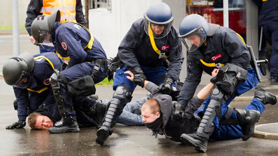 Einsatzübung von Polizeiaspiranten an der Interkantonalen Polizeischule in Hitzkirch/LU