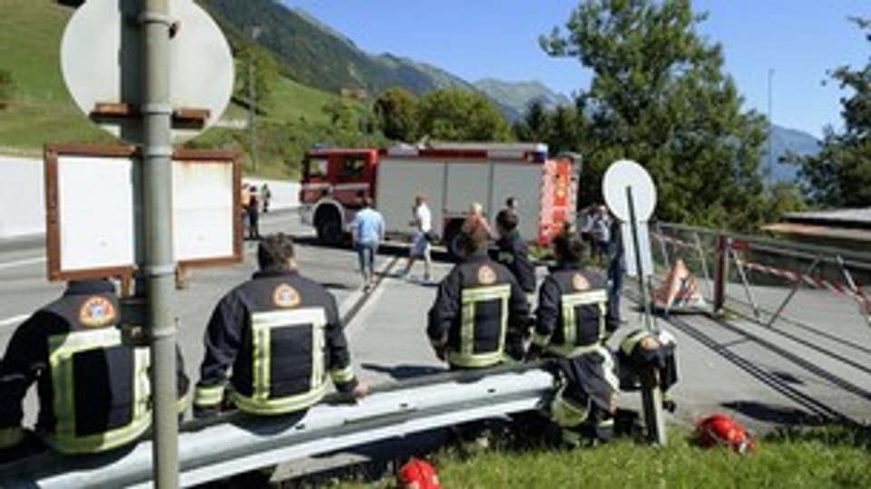 Einsatzkräfte nach der Explosion in Oberried/BE