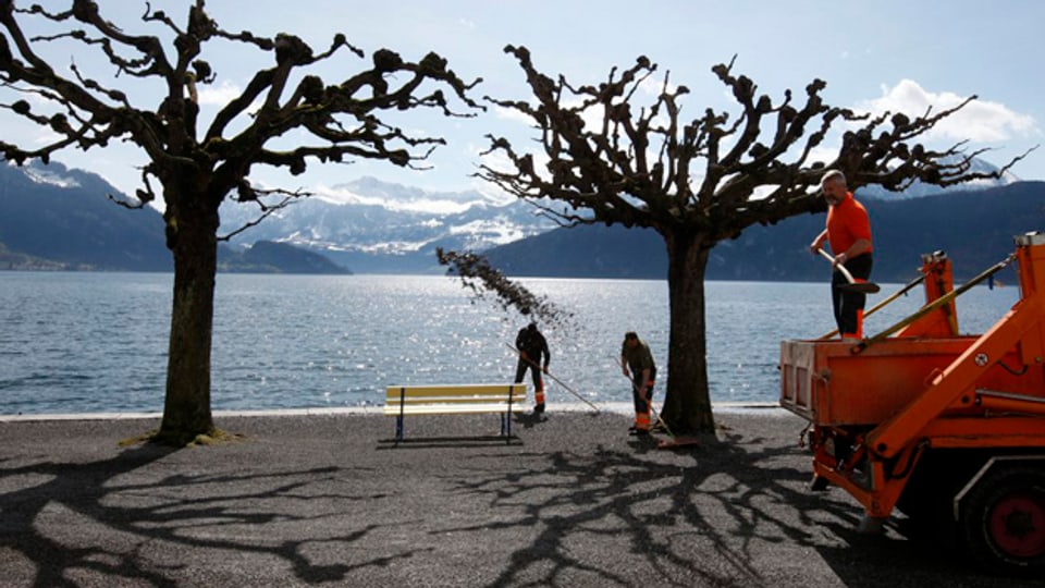 Die Sitzbänke am Luzerner Seeufer bleiben stehen, trotz Spardruck.
