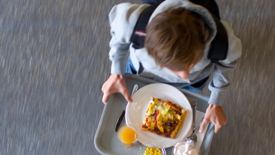 Alle sollen in der Schule Mittagessen: die Stadt Zürich will obligatorische Tagesschulen testen.