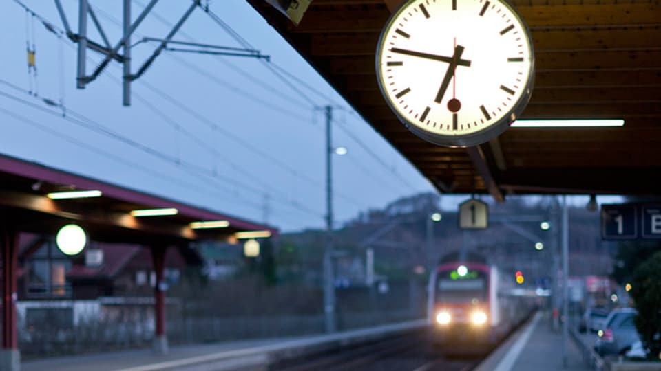 Präzisionsarbeit aus dem Emmental: Die typische Schweizer Bahnhofsuhr