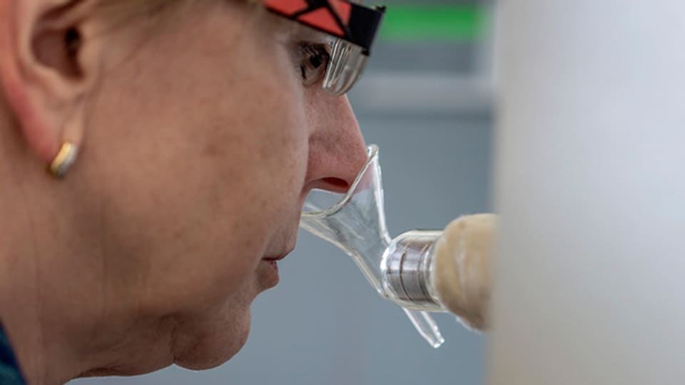 Eine Mitarbeiterin der Firma Givoudan untersucht einen Duftstoff.