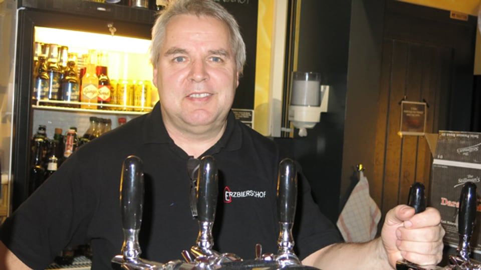 Toni Flükiger bildet Bier-Sommeliers aus.