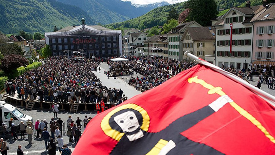 Glarner Landsgemeinde: direkte Demokratie in der Schweiz.