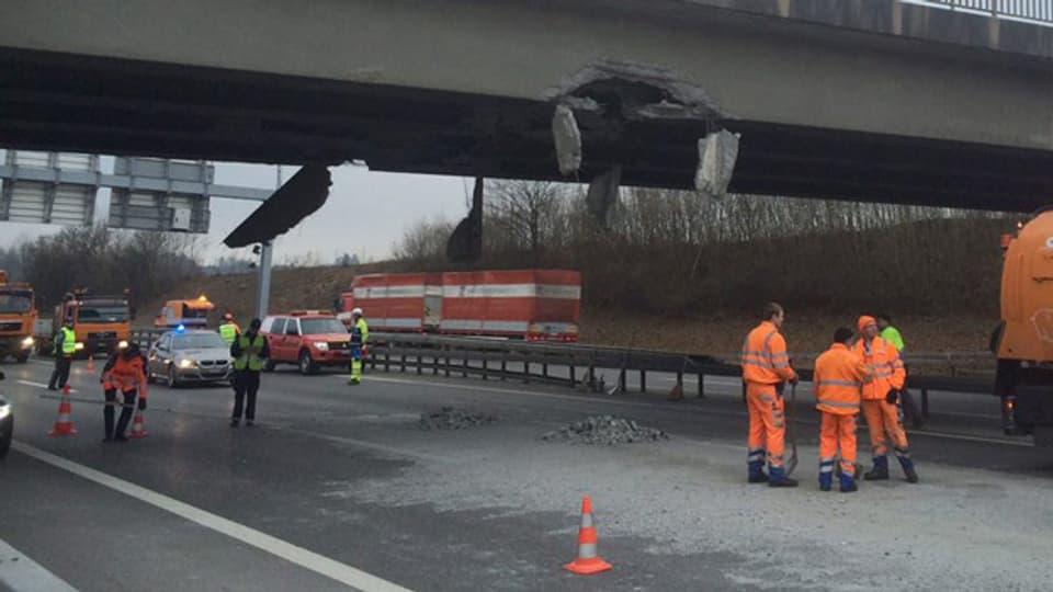 Die Autobahn musste nach dem Unfall stundenlang gesperrt werden