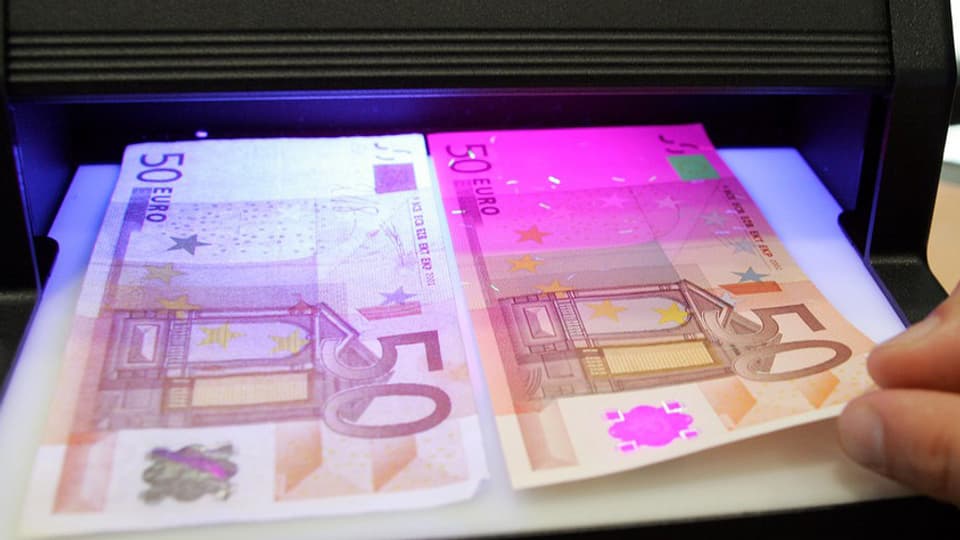 Falsche Euros (links) oder echte Euros: in Basel wurden zahlreiche falsche Euro-Noten beschlagnahmt.