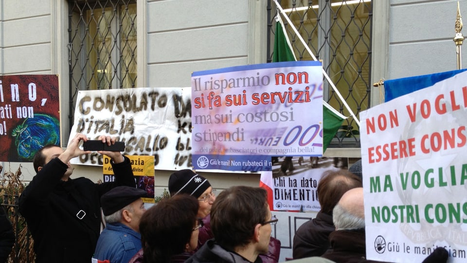 Kampf gegen die Schliessung: Italiener vor ihrem Konsulat in St. Gallen.