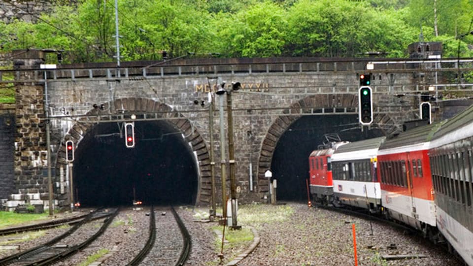 Welches Bahnunternehmen befördert ab 2016 die Passagiere durch den Gotthardtunnel.