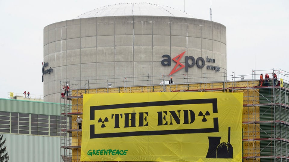 Greenpeace-Aktivisten mit ihrem Transparent beim AKW Beznau.