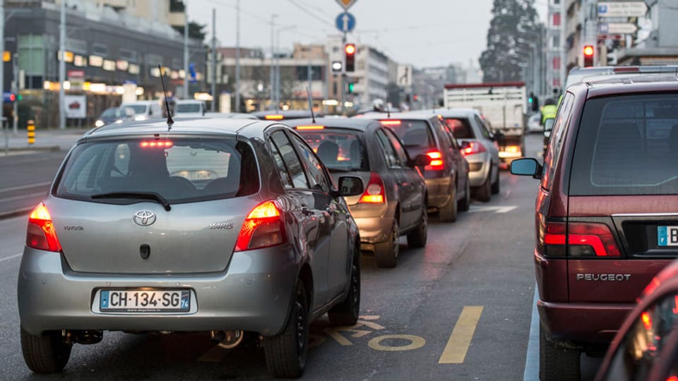 Täglich fahren tausende französische Grenzgänger mit dem eigenen Auto nach Genf - ein Problem für den Verkehrsfluss.