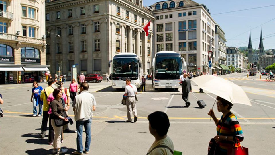 Am Schwanenplatz sorgen Reisecars für volle Kassen und Ärger bei Passanten.