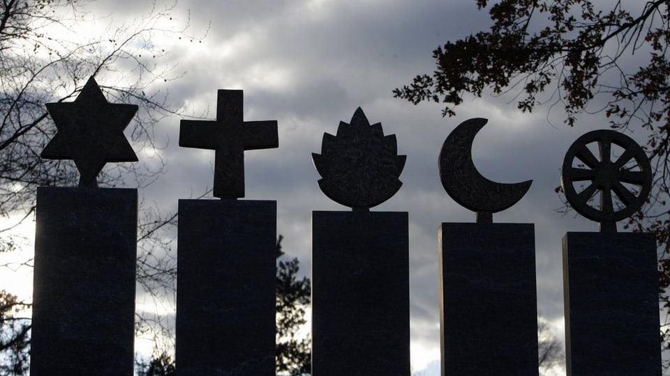 Symbole der Weltreligionen auf einem Friedhof