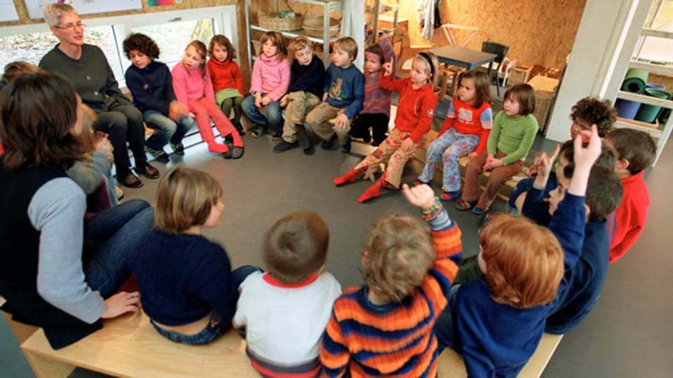 Singen im Kreis mit Kindergartenkindern - ab 1. Juli geht das nur noch mit der richtigen Ausbildung.