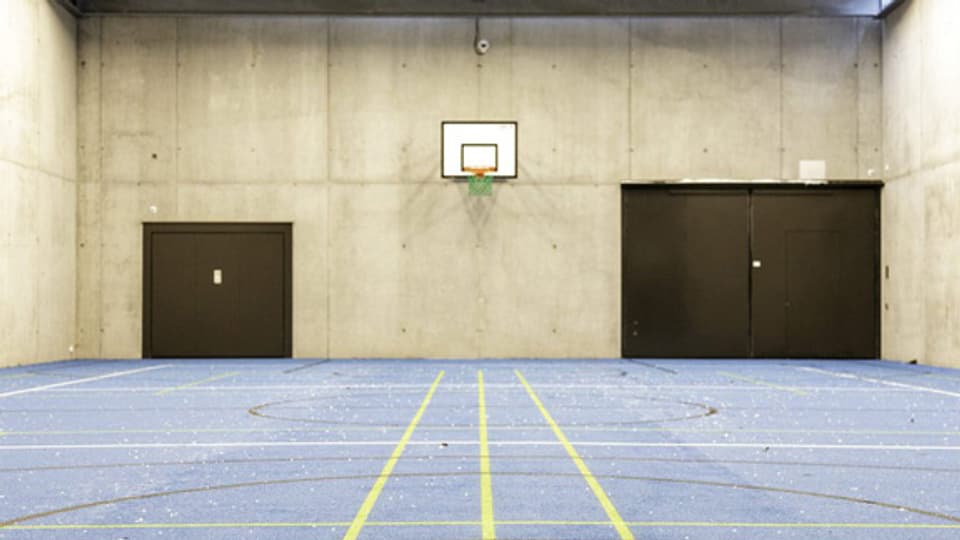 Uitikon/ZH: Das modernste Jugendgefängnis der Schweiz - im Bild die Sporthalle.