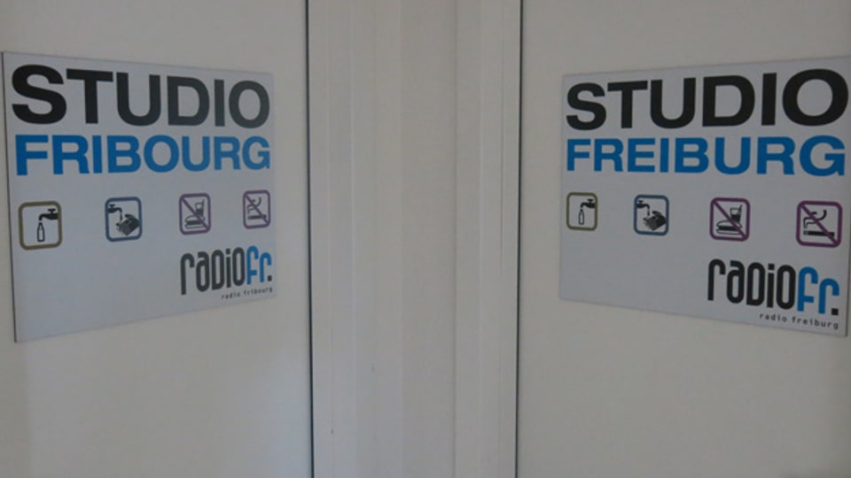 Radio Freiburg – Radio Fribourg: die Zweisprachigkeit geschieht häufig nebeneinander und nicht miteinander.