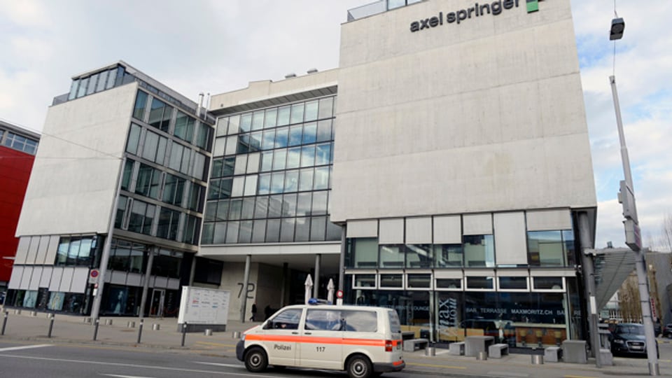 Polizeifahrzeug vor dem Axel-Springer-Gebäude in Zürich, wo auch die Redaktion der Weltwoche zuhause ist.