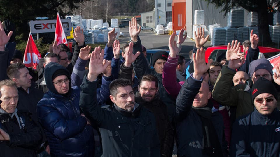 Die Angestellten der Tessiner Fabrik Exten beim Streik gegen die geplante Lohnkürzung.