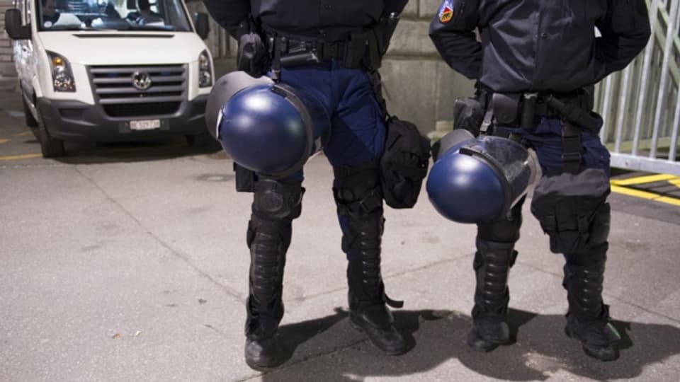 Polizisten haben öfters Einsätze bei der Berner Reitschule.
