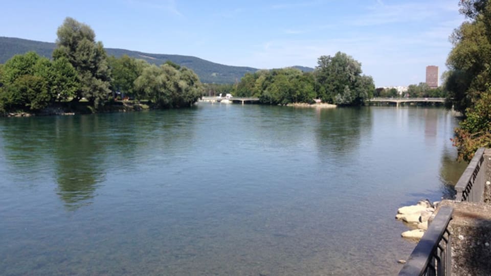 Trotz Sommerhitze: keine Schwimmer weit und breit an der Aare in Aarau.