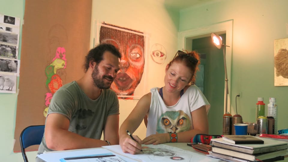 Das Künstler-Duo «Queen Kong» in einer der 60 Wohnungen der Siedlung Himmelrich.
