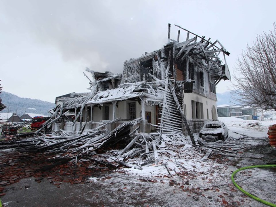 Brandruine eines Hotels im Winter