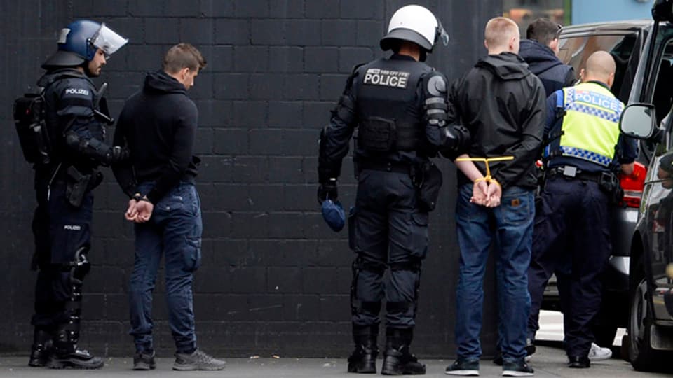 Die Aargauer Kantonspolizei hat rund um das Fussballspiel vom 25. April zahlreiche Personen angehalten und kontrolliert.