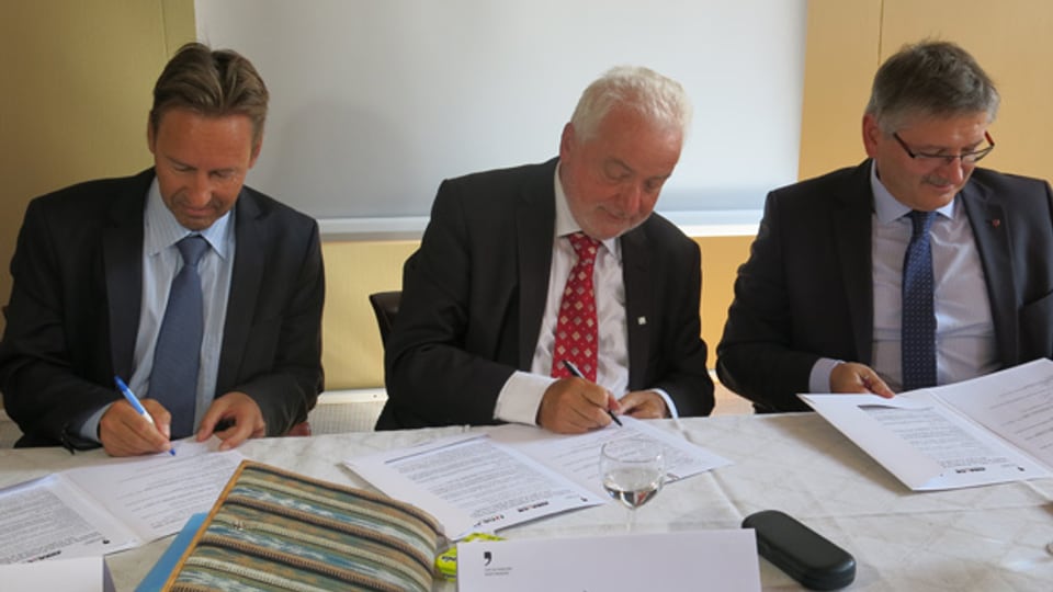 Die drei Polizeidirektoren unterzeichnen den Kooperationsvertrag in Murten: von links Alain Ribaux (NE), Erwin Jutzet (FR) und Charles Julliard (JU).