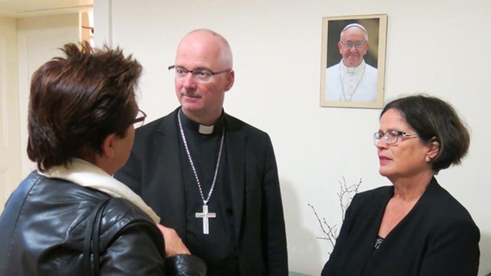 Bischof Charles Morerod im Gespräch mit der Freiburger Staatsrätin Anne-Claude Demierre und einer Besucherin des Château de Rosaire.