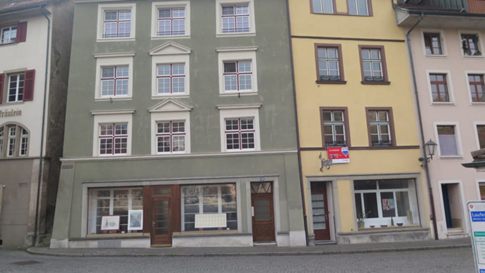 Das historische Städtchen Laufenburg am Rhein: viele Häuser sind bereits etwas heruntergekommen, andere stehen zum Verkauf.