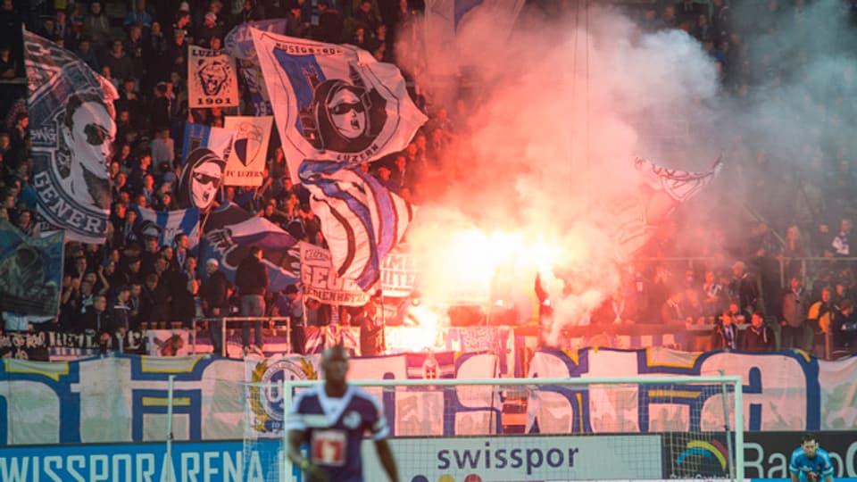 FC Luzern Fans zünden Pyros in der Swisspor Arena in Luzern.