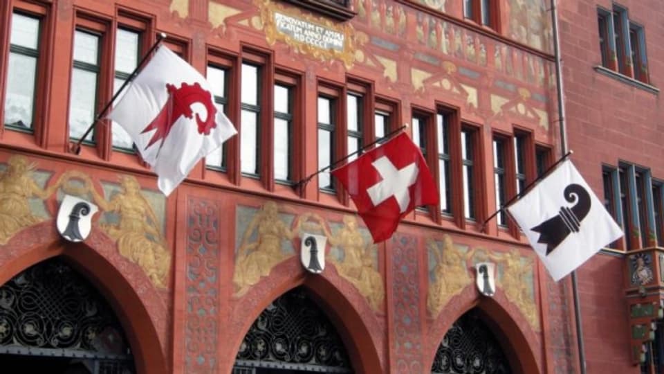 Flaggen am Basler Rathaus.