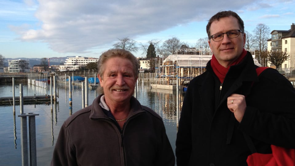 Hans Schuhwerk, Berufsfischer aus Arbon (links), und Heinz Ehmann, Gewässerschutz-Experte (rechts), treffen sich am Bodenseeufer.