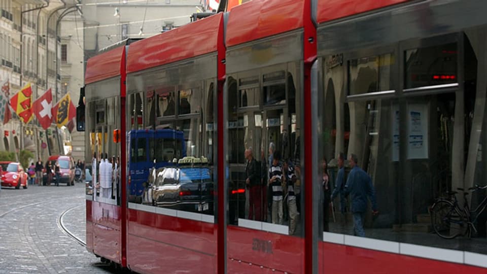 Tram rollt durch die Altstadt von Bern.