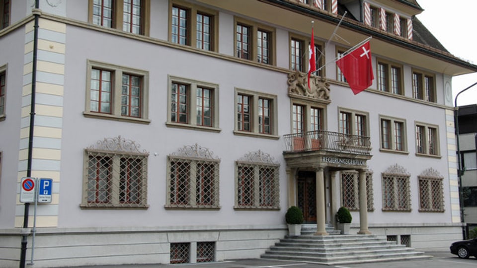 Der Schwyzer Regierung werden wegen des Abstimmungsbüchleins Vorwürfe gemacht.