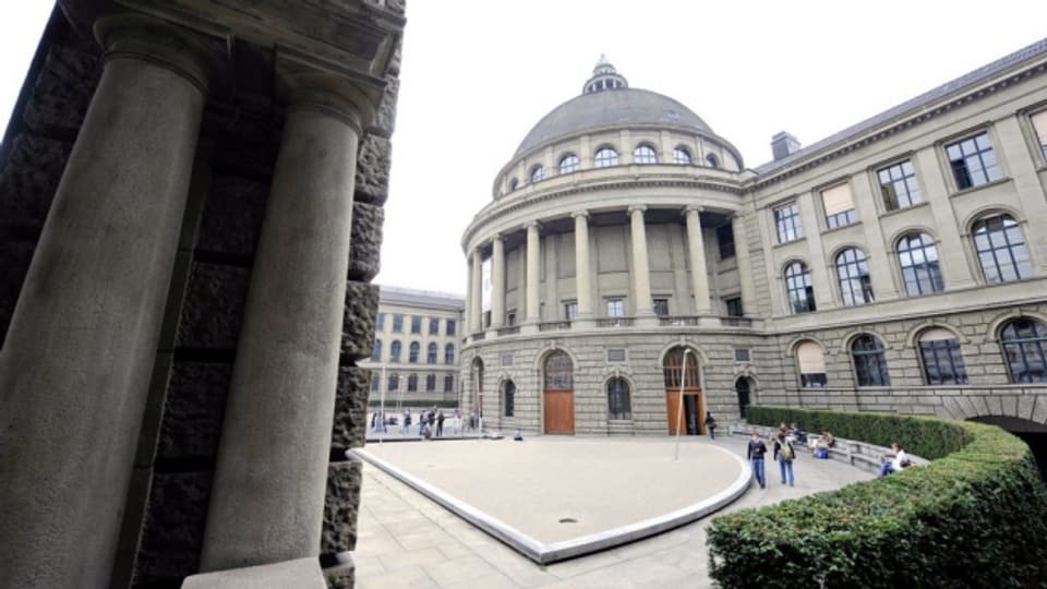 Der grosse Hörsaal der ETH Zürich wurde mit faulen Eiern und Kuhmist verschmiert.