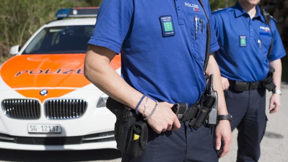 Dienstwaffen und Abzeichen: Zwei St. Galler Kantonspolizisten sollen diese weiterverkauft haben.