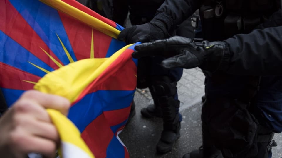 Flagge zeigen nicht erwünscht - Tibeter demonstrierten anlässlich von Chinas Staatspräsident in Bern.
