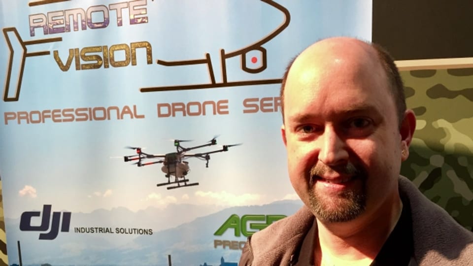 Ueli Sager bringt den Landwirten den Einsatz der Drohnen näher.