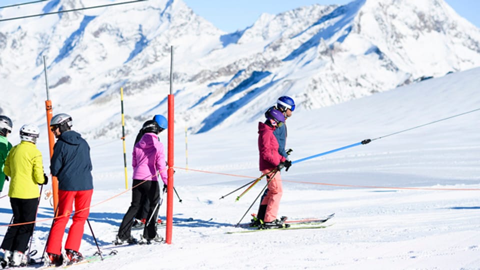 Skifahrer an einem Lift im Gebiet Saas Fee.