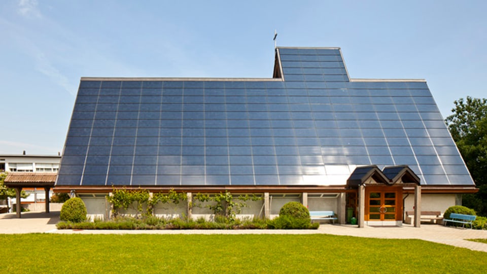 Als erste in der Schweiz erhielt die Kirche Halden eine voll integrierte Photovoltaikanlage.