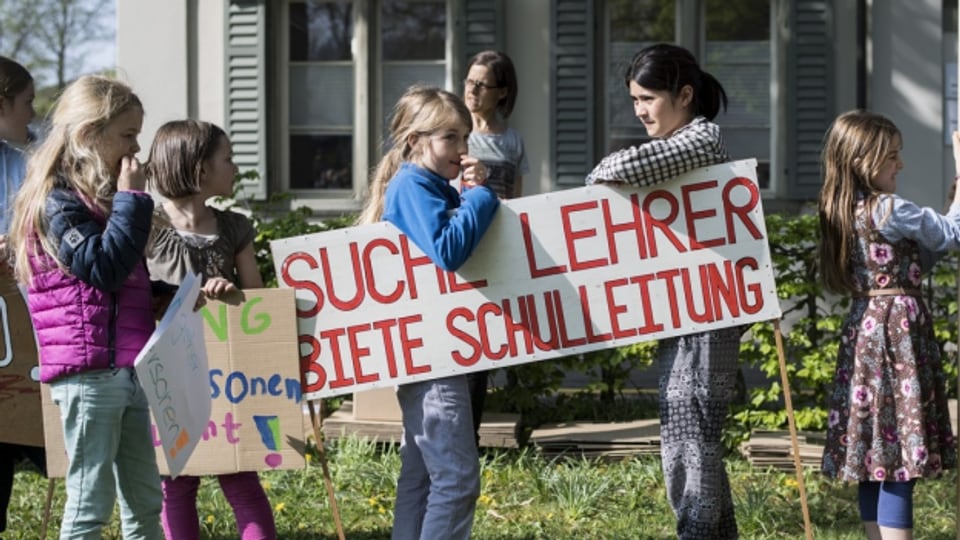 Kinder und Erwachsene demonstrieren vor dem Schulhaus Brühlberg.