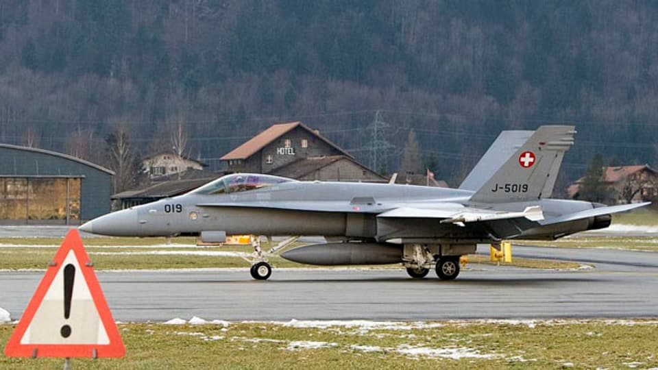 Kampfjet auf dem Flugplatz Meiringen-Unterbach