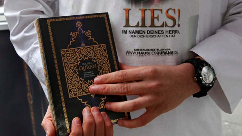 Koran in den Händen eines Lies!-Aktionisten