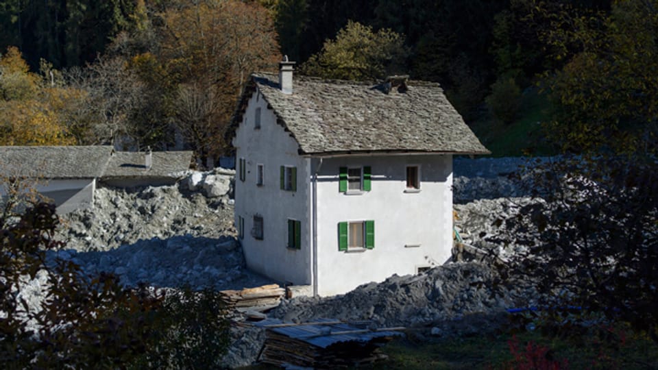 Haus in Bondo nach Felssturz und Murgang.