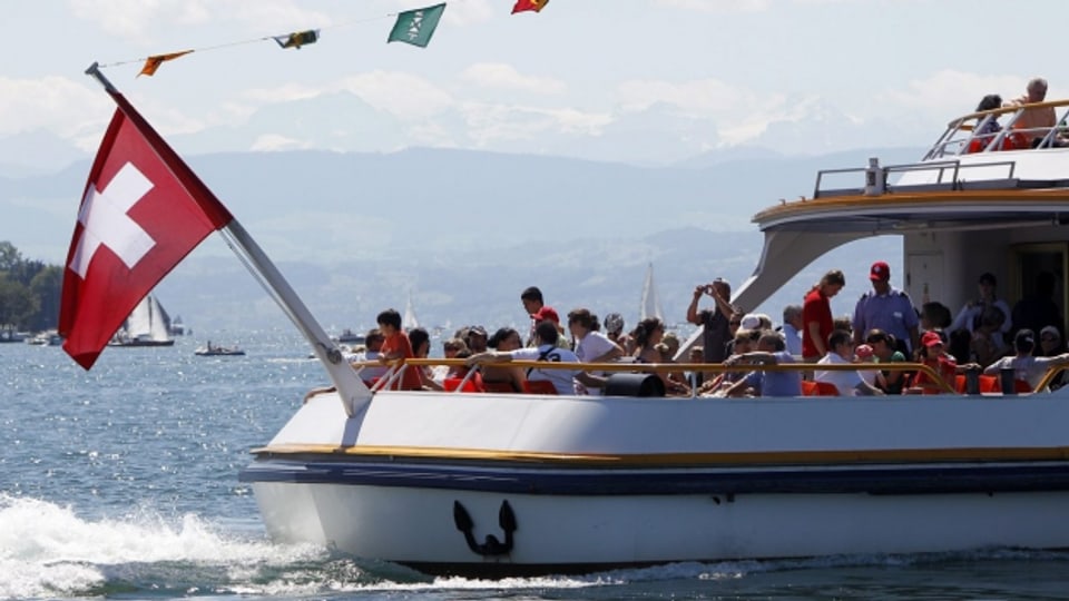 Die Schiffe auf dem Zürichsee hornen traditionell.