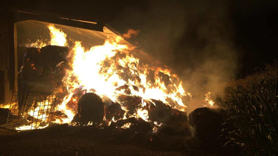Eine Scheune steht in Flammen, am Samstag, 29. Juli, 2017, in Domdidier.