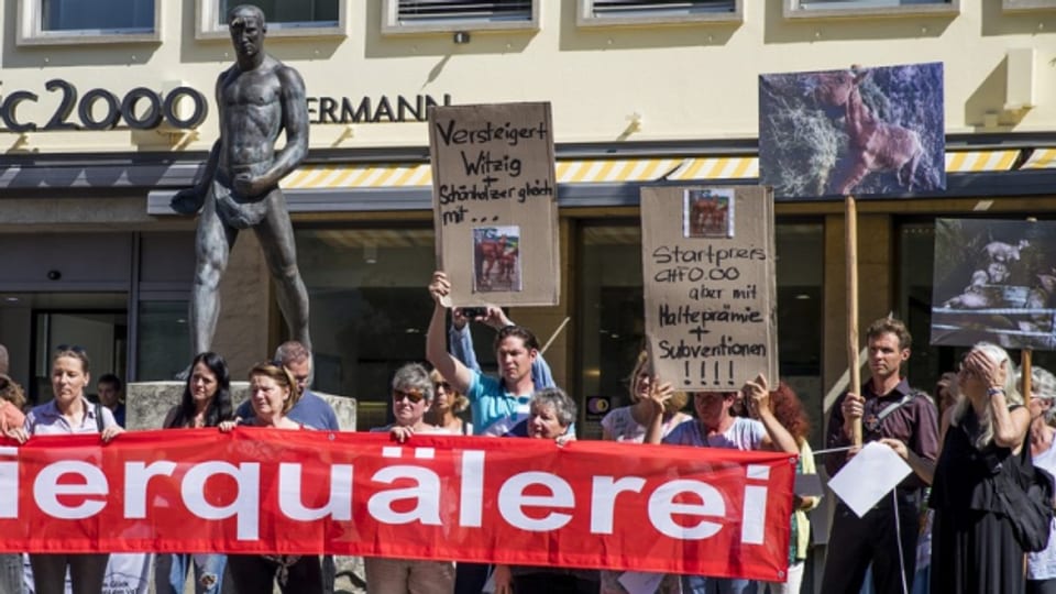 Tierschützer demonstrieren vor dem Ratsgebäude in Frauenfeld.