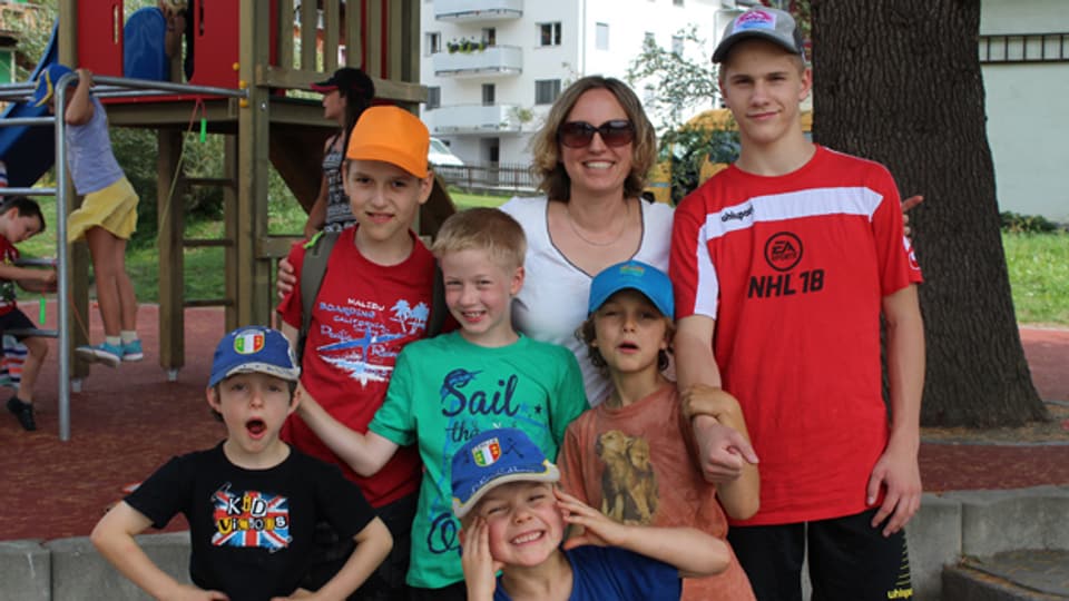 Sybille Fankhauser mit ihren drei Söhnen und zwei Gastkindern aus Weissrussland