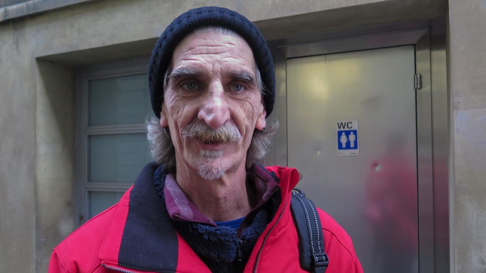 Der ehemalige Obdachlose Roger Meier vor der kleinsten «Wohnung» von Bern.