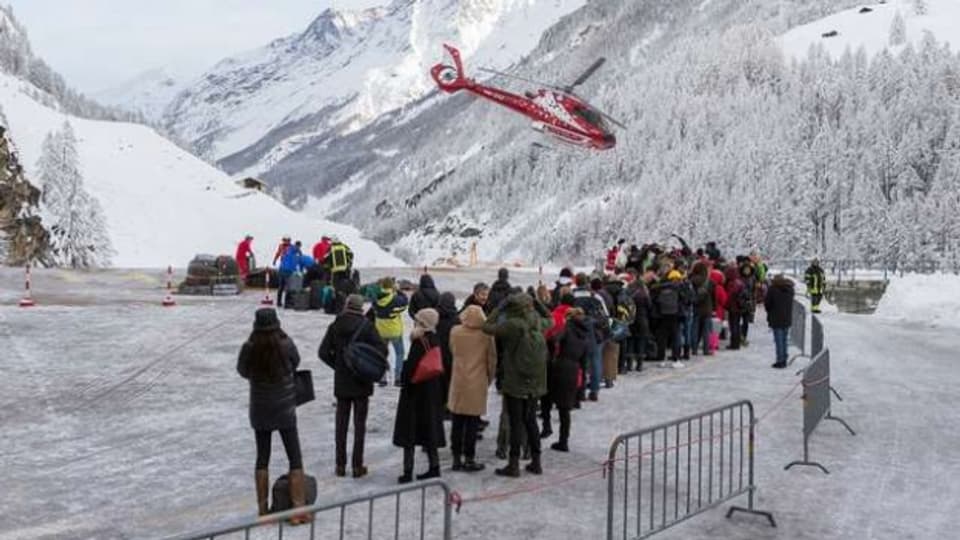 Zahlreiche Gäste wollten mit dem Helikopter Zermatt verlassen.